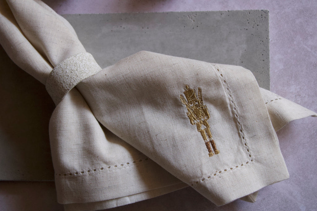 Servilletas de lino con orilla decorativa