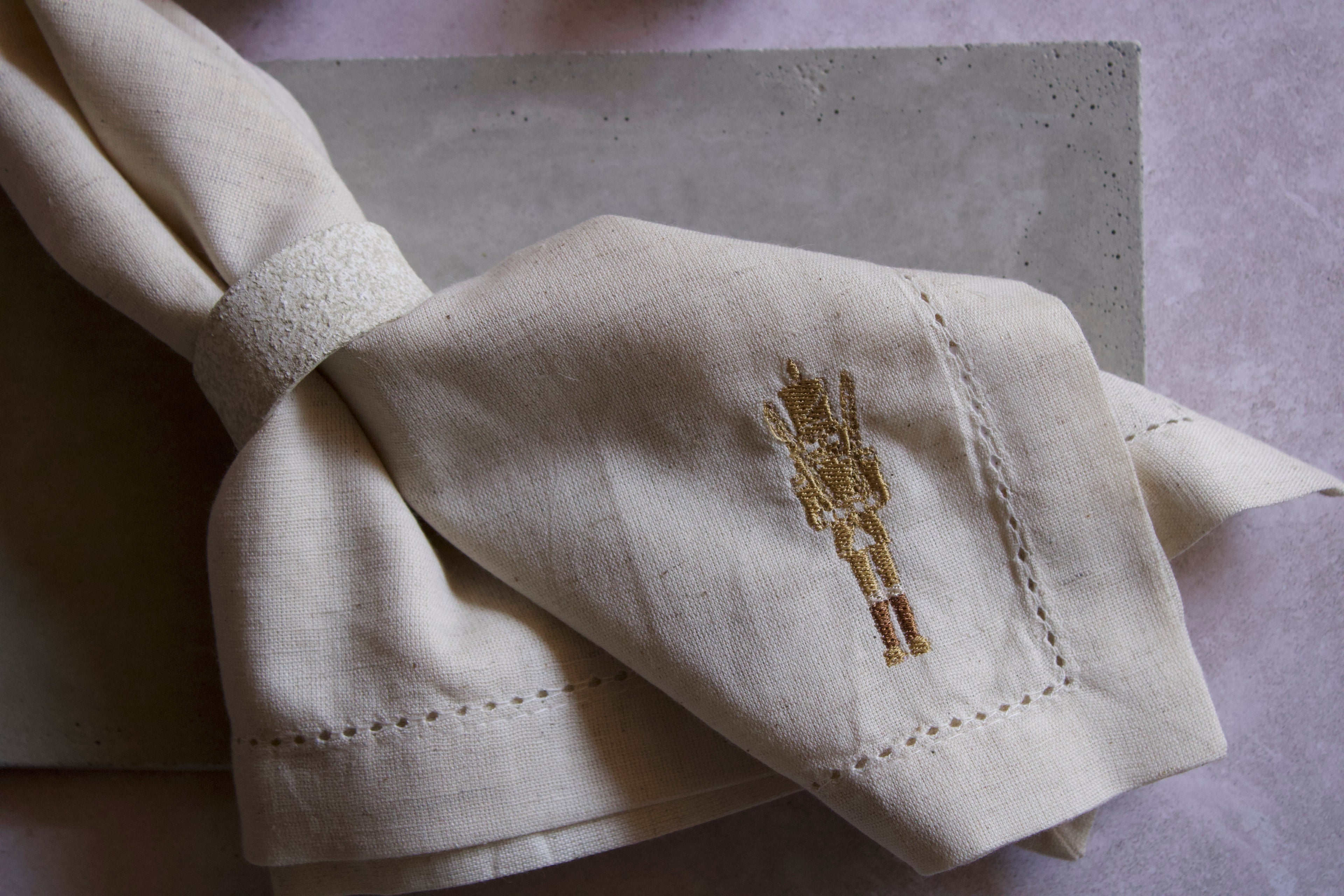 Servilletas de lino con orilla decorativa