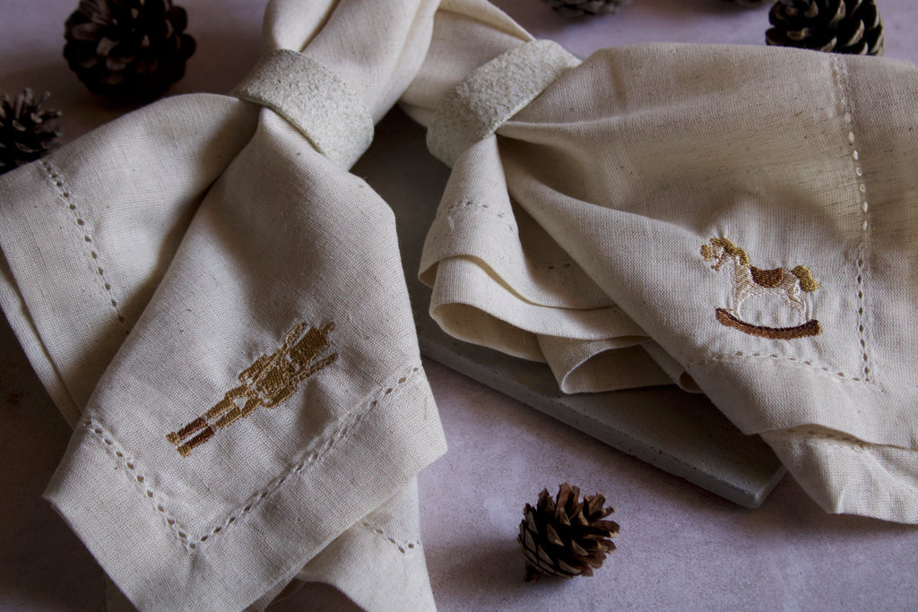 Servilletas de lino con orilla decorativa