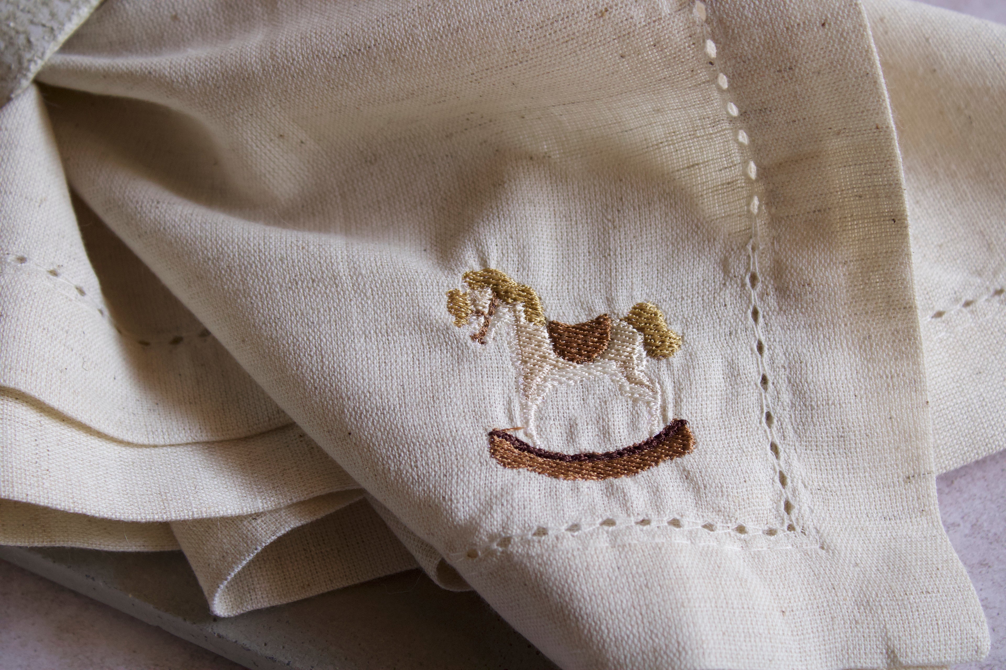 Servilletas de lino con orilla decorativa