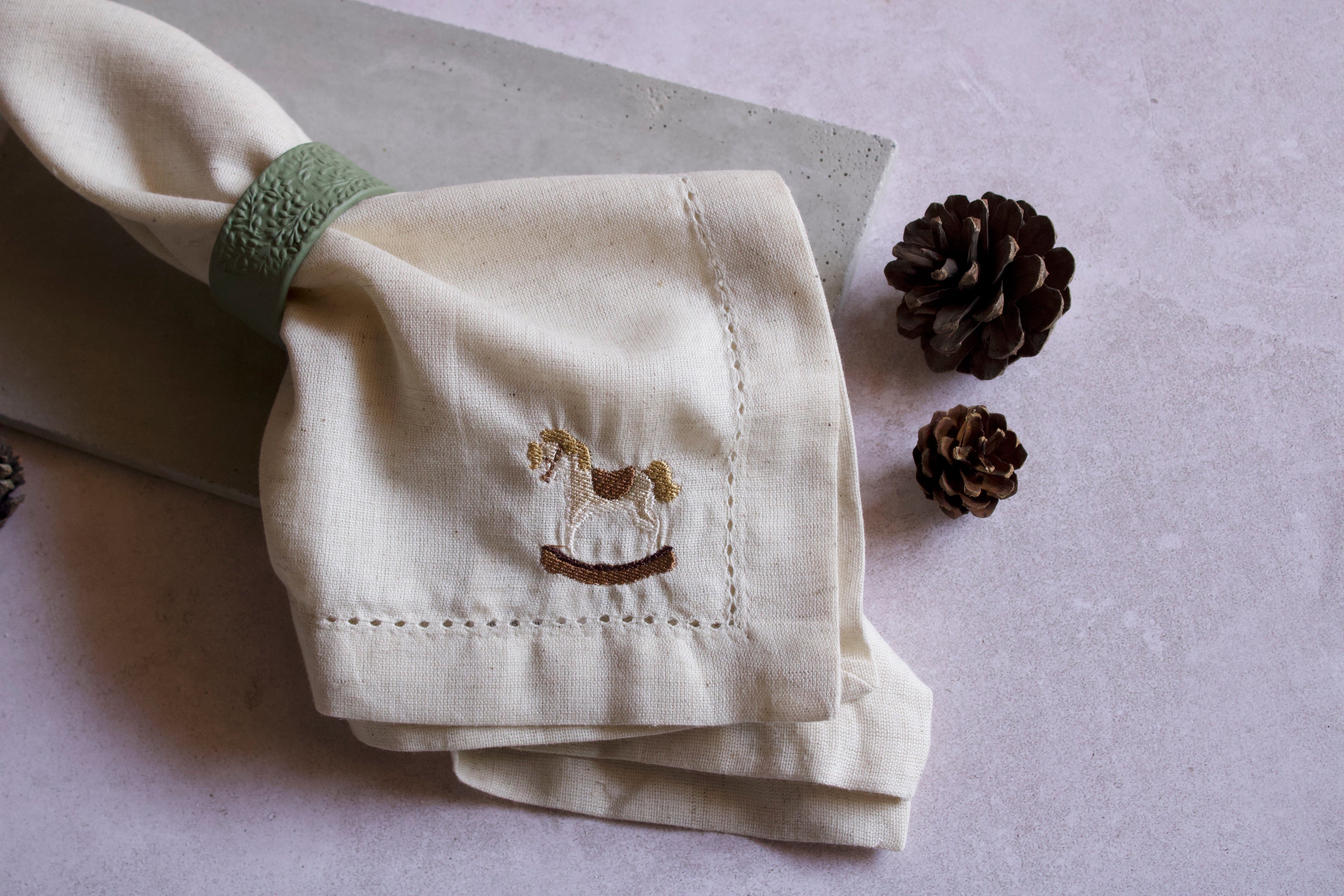 Servilletas de lino con orilla decorativa